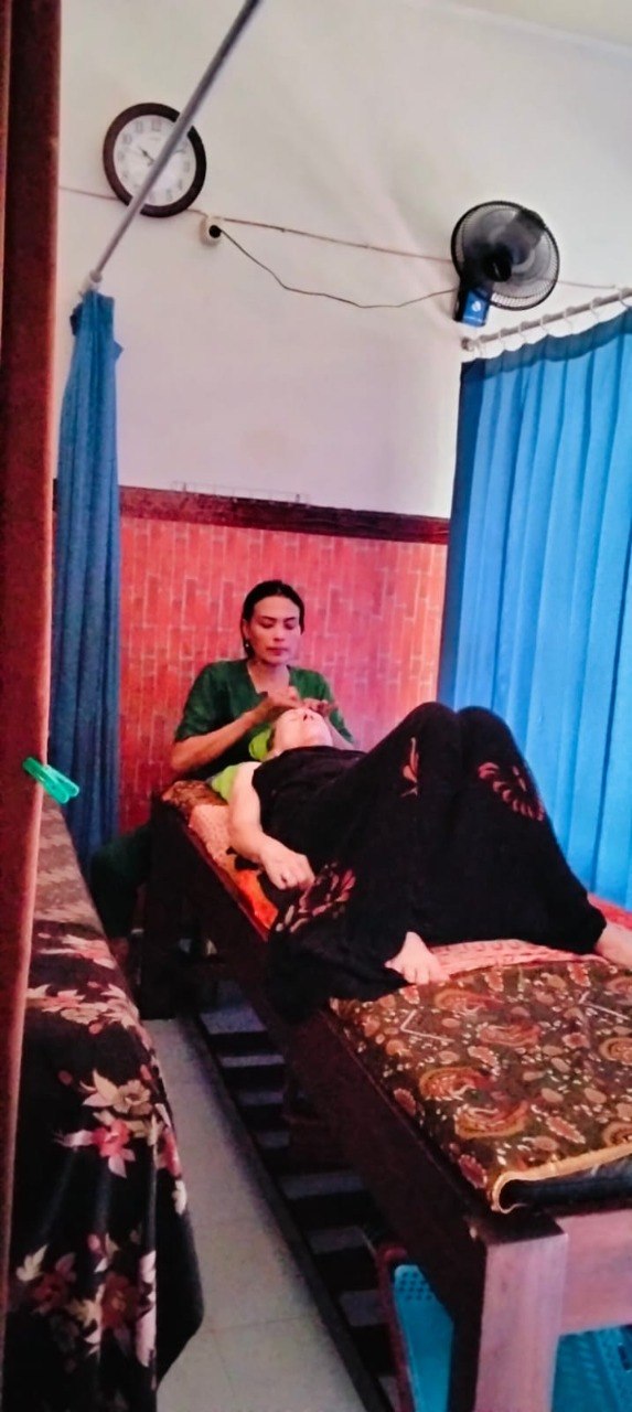 Tamu Dejavu Spa berfoto di area depan spa